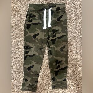 Old Navy boys size 3T camo joggers. In great condition.